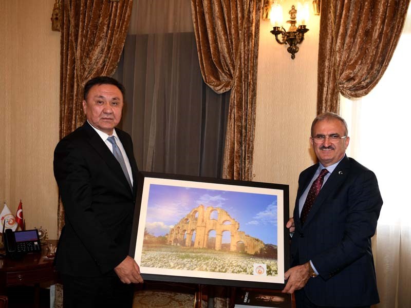 Kırgız Büyükelçisinden Vali Karaloğlu’na Ziyaret 04