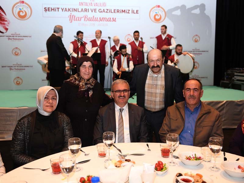 Vali Karaloğlu Şehit Aileleri Ve Gazilerle İftar Yaptı 01