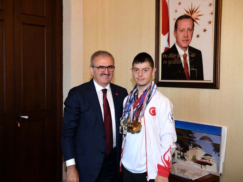 Down Sendromlu Yüzücü Alperen Vali Karaloğlu’nu Ziyaret Etti ana
