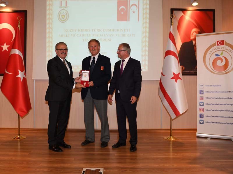 Vali Münir Karaloğlu Kıbrıs Gazilerine Milli Mücadele Madalyası Verdi 02