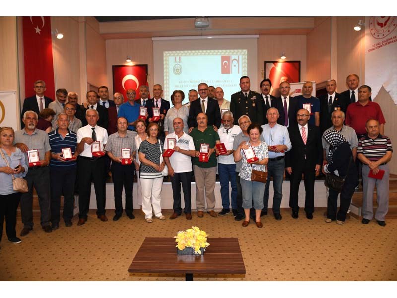 Vali Münir Karaloğlu Kıbrıs Gazilerine Milli Mücadele Madalyası Verdi 04