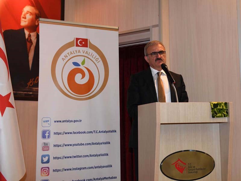 Vali Münir Karaloğlu Kıbrıs Gazilerine Milli Mücadele Madalyası Verdi ana
