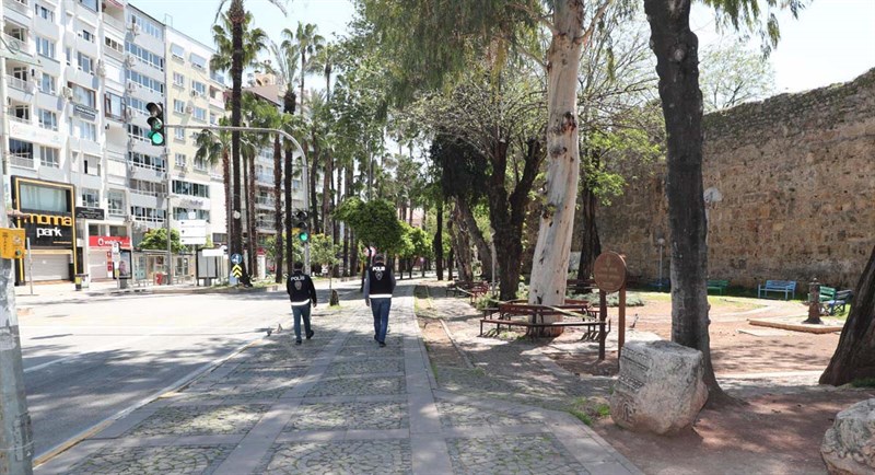 Antalya’da Sokağa Çıkanlar Cezayı Yedi