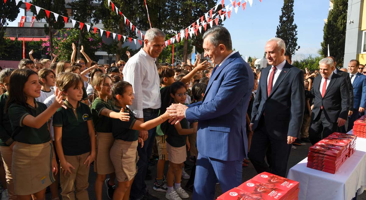 Vali Şahin Öğrencilere Bayrak Hediye Etti 01