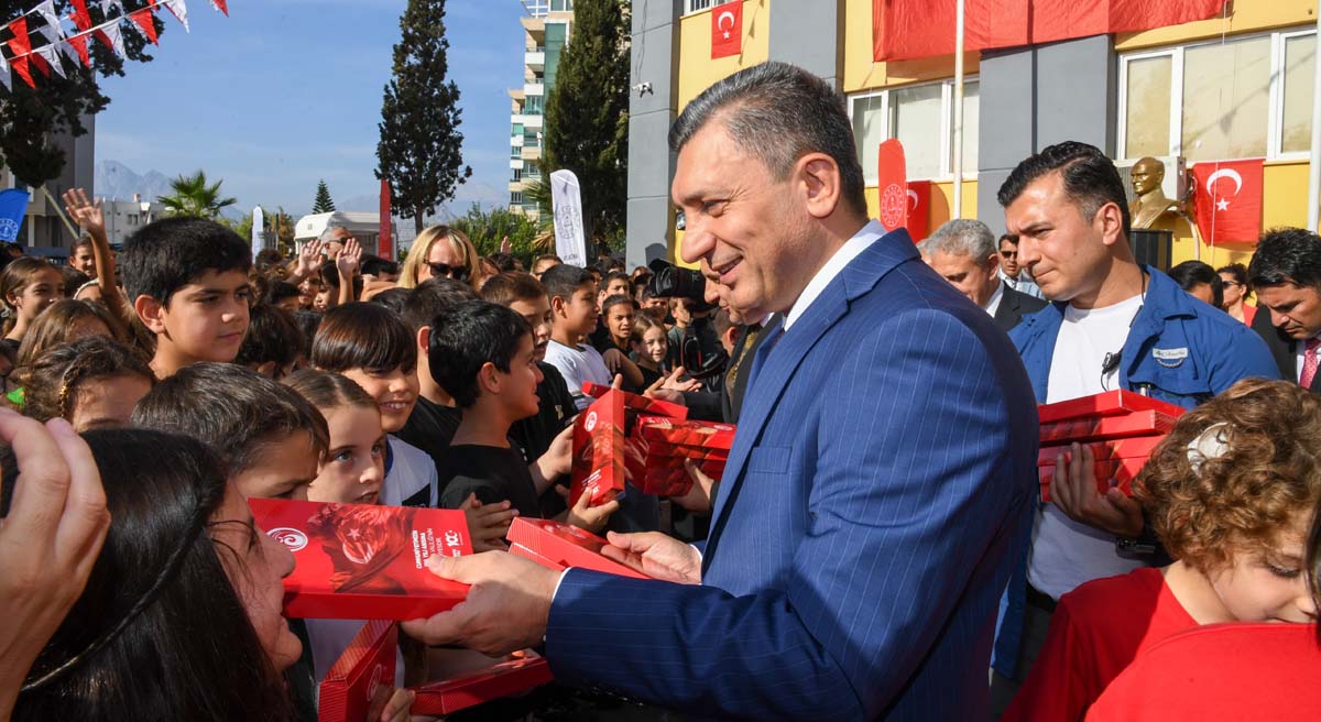 Vali Şahin Öğrencilere Bayrak Hediye Etti 05