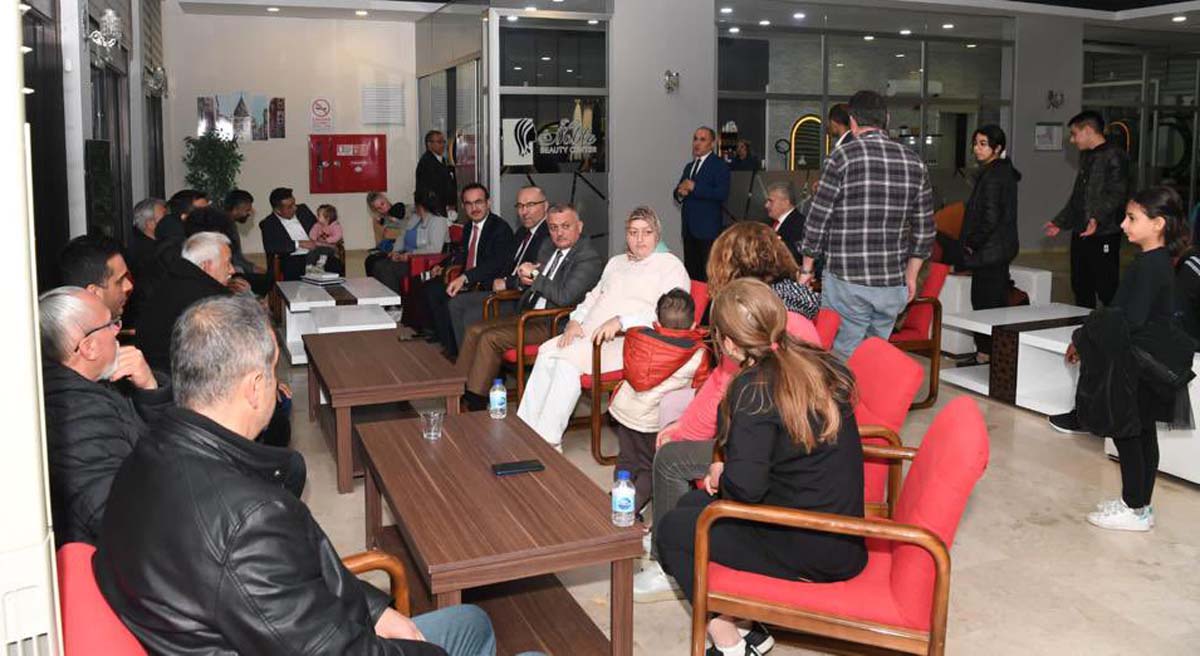 Vali Ersin Yazıcı Ve Eşi Hanife Yazıcı Vatandaşlarla İftar Yaptı 01