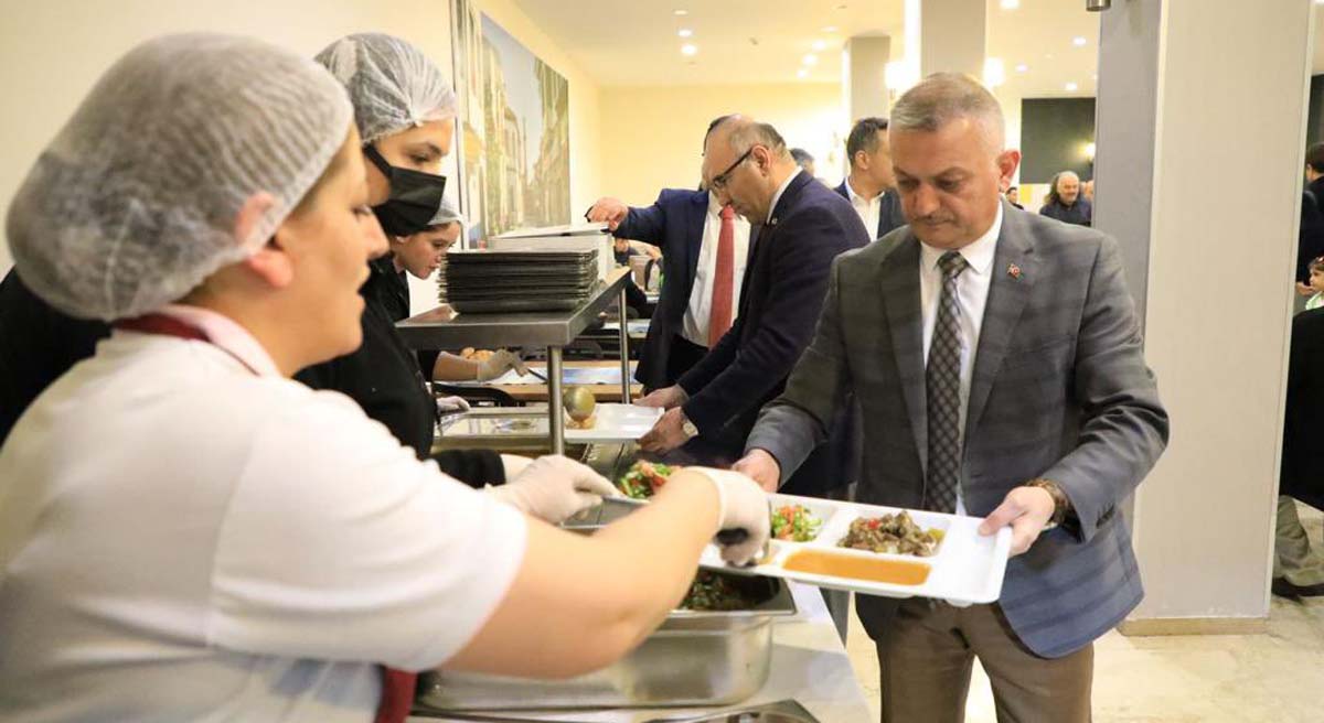 Vali Ersin Yazıcı Ve Eşi Hanife Yazıcı Vatandaşlarla İftar Yaptı 03