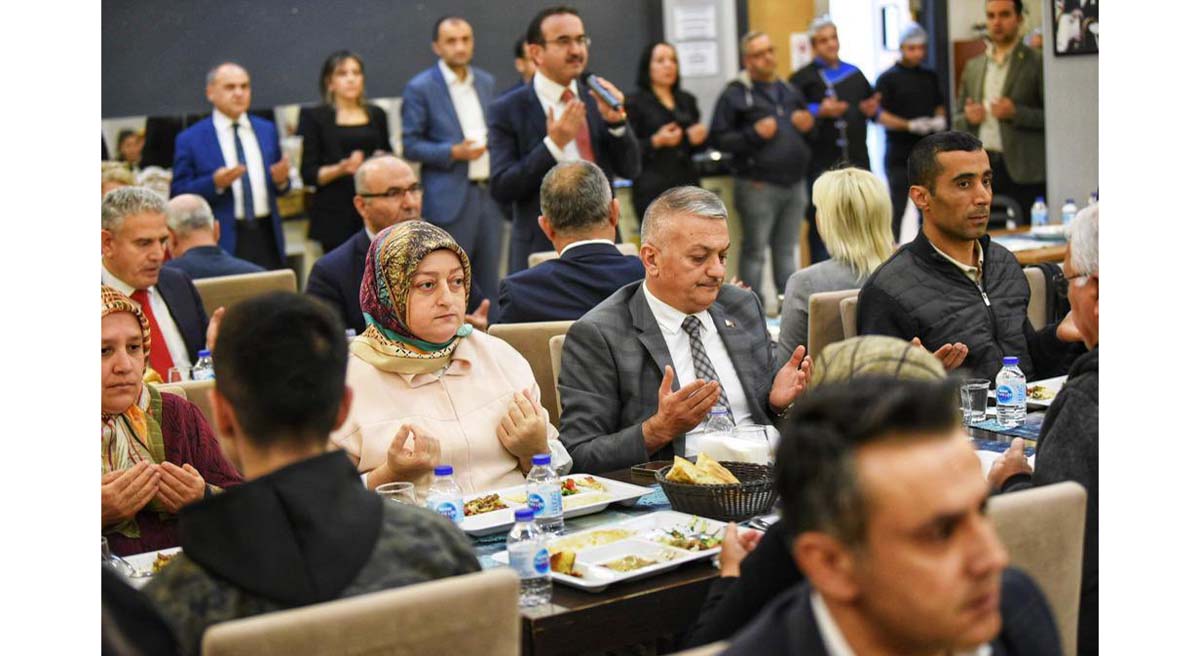 Vali Ersin Yazıcı Ve Eşi Hanife Yazıcı Vatandaşlarla İftar Yaptı 04