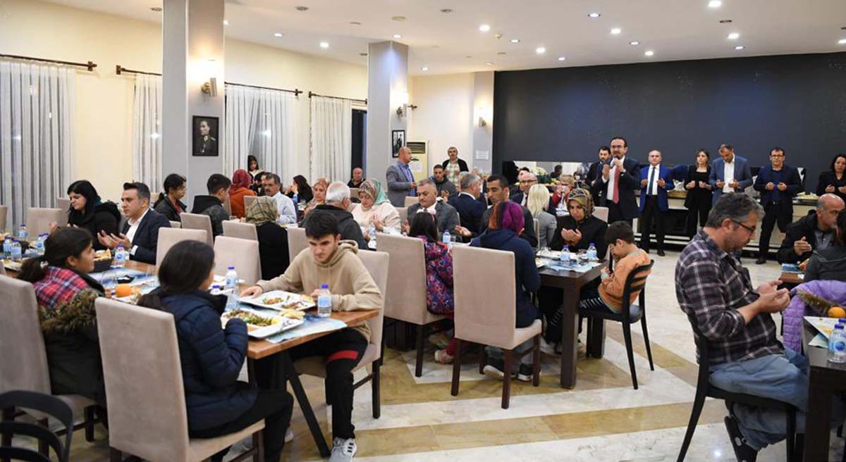Vali Ersin Yazıcı Ve Eşi Hanife Yazıcı Vatandaşlarla İftar Yaptı 05