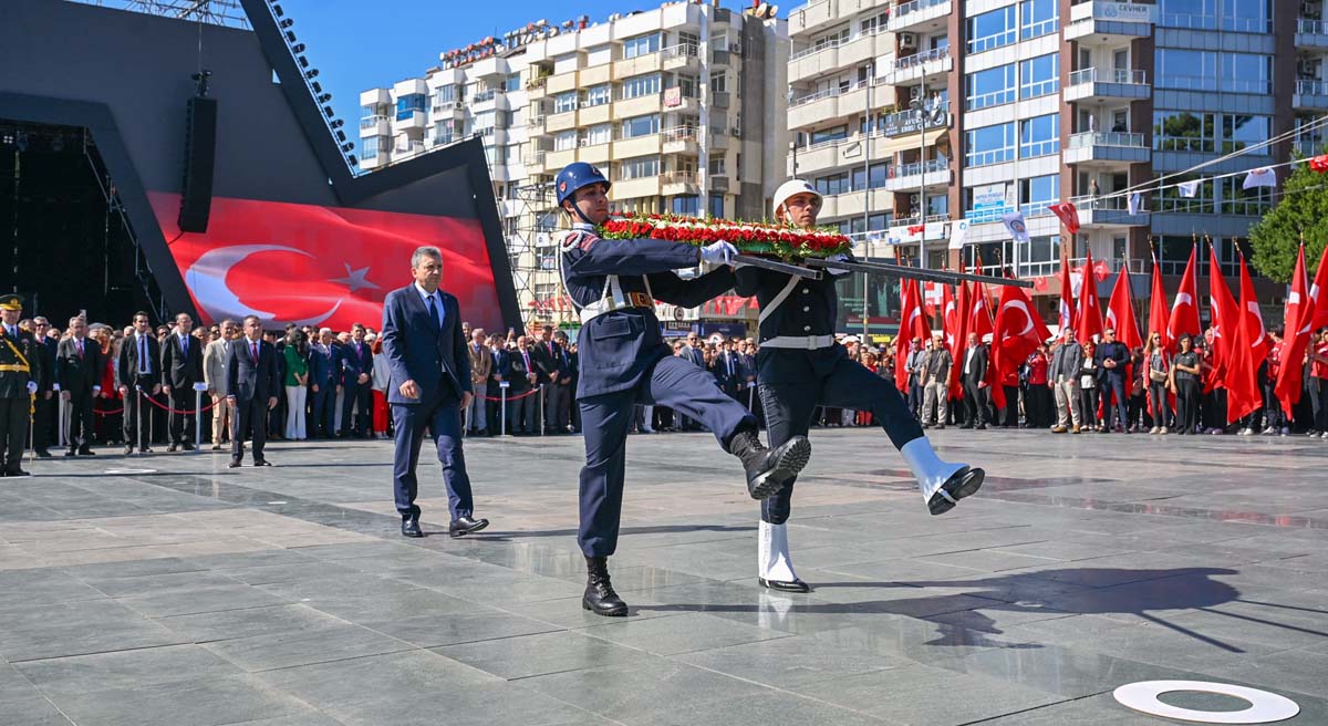 Cumhuriyetin 101 Yılına Çelenk Sunuldu 01