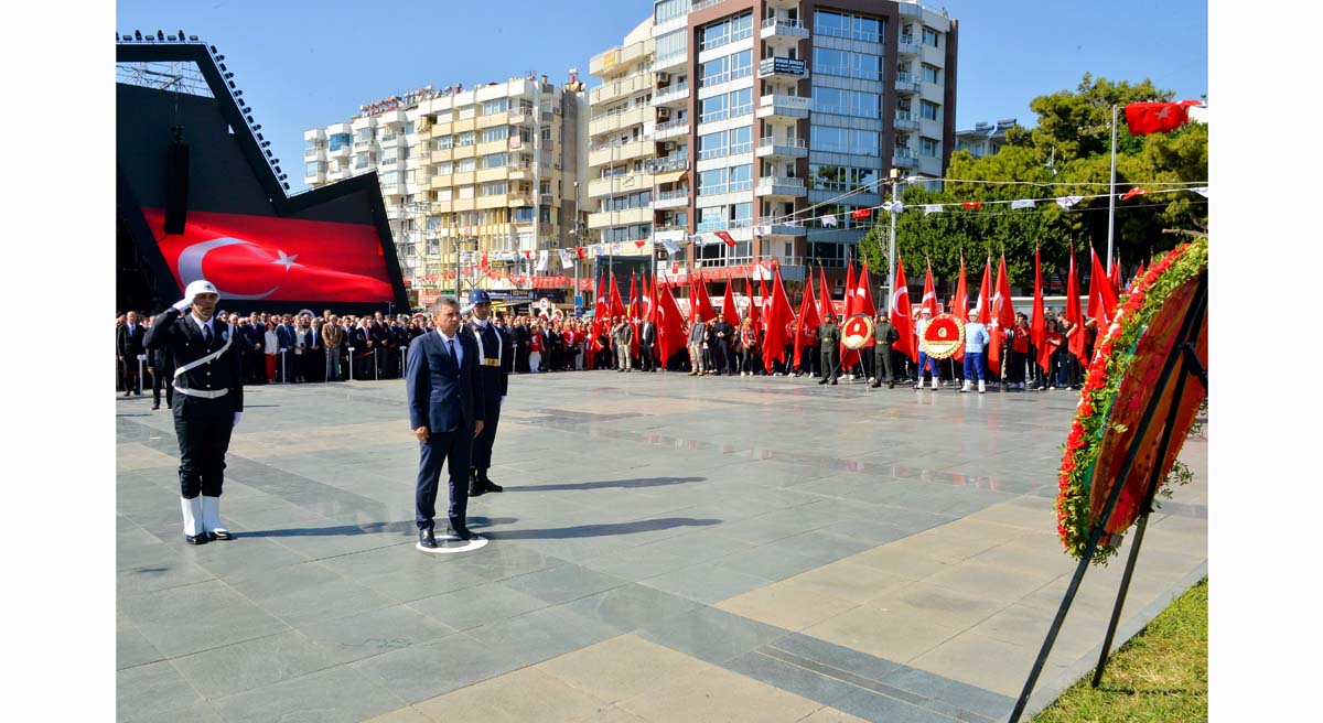 Cumhuriyetin 101 Yılına Çelenk Sunuldu 02