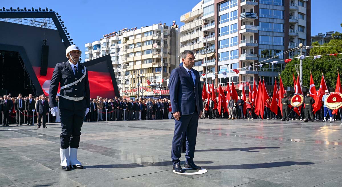 Cumhuriyetin 101 Yılına Çelenk Sunuldu 03