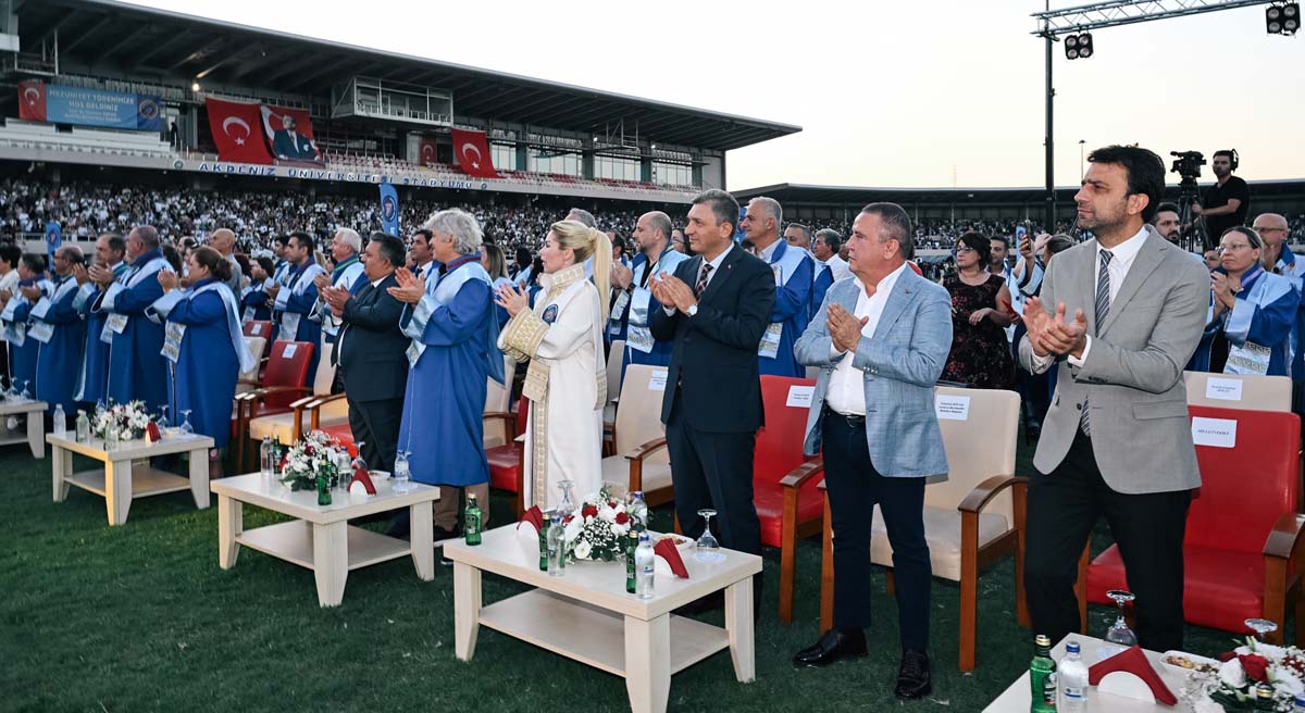 Akdeniz Üniversitesinde Mezuniyet Coşkusu02