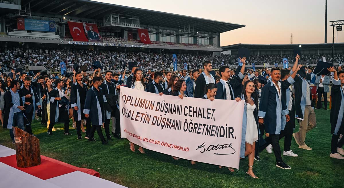 Akdeniz Üniversitesinde Mezuniyet Coşkusu05