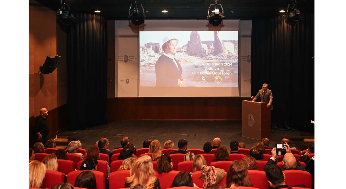 Profesör Doktor Jale İnan 2024 Antalya Yılın Kadını Ödül Töreni 03